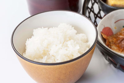 広島県産の炊き立てごはん